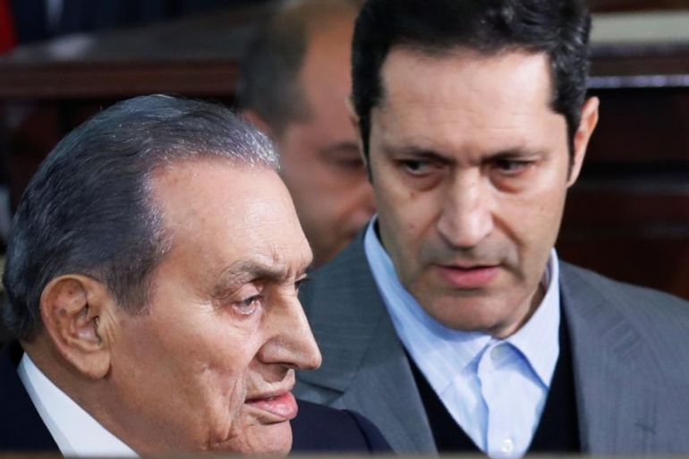 علاء مبارك (يمين) بجوار والده الرئيس المصري السابق حسني مبارك