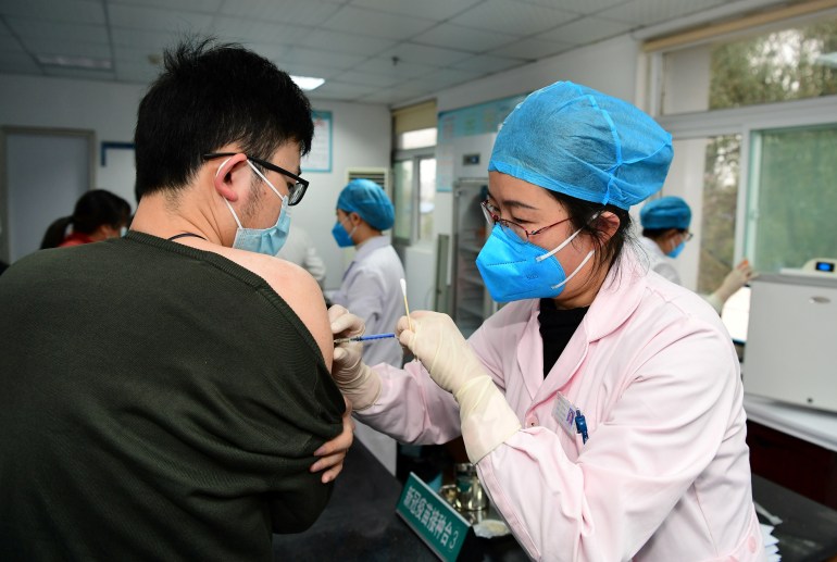 تطعيم أحد الأشخاص في مقاطعة آنهوي بالصين