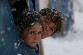 الثلوج تحاصر الأطفال داخل المخيمات وتهدد حياتهم (الخوذ البيضاء)