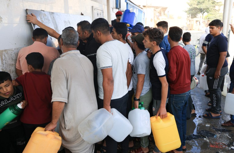 فلسطينيون يصطفون لملء حاويات المياه في خان يونس