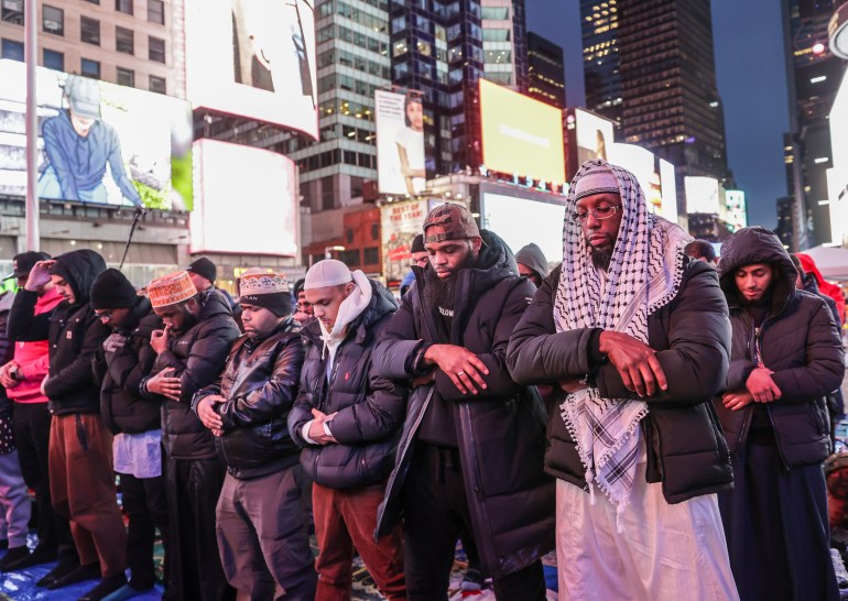 عشرات المسلمين يؤدون أول صلاة تراويح في ميدان التايمز بنيويورك