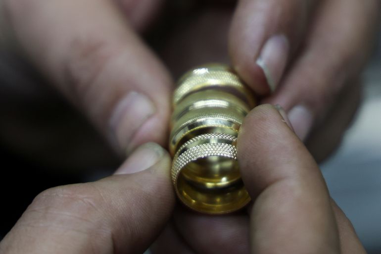 أسعار الذهب في مصر تواصل الانخفاض