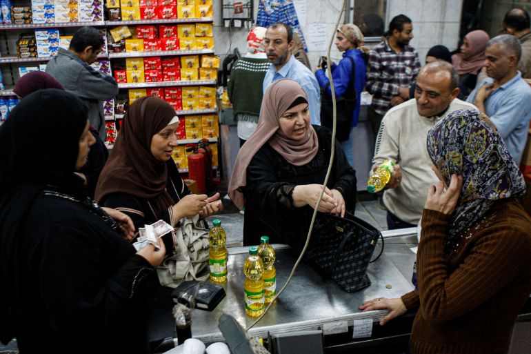 ارتفاع متواصل للأسعار في مصر مع تخفيض قيمة الجنيه
