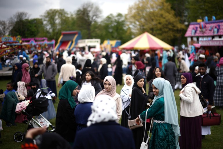 آلاف المسلمين تجمعوا في الحدائق للاحتفال بالعيد