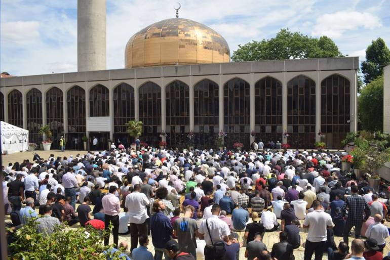 الصلاة في ساحة مسجد لندن المركزي